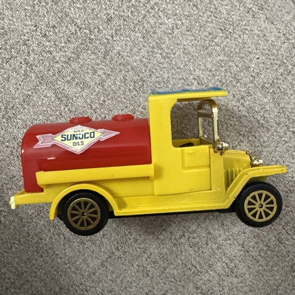 Readers Digest Collector’s Set of Classic Trucks Sunoco Gas Truck Diecast BB8